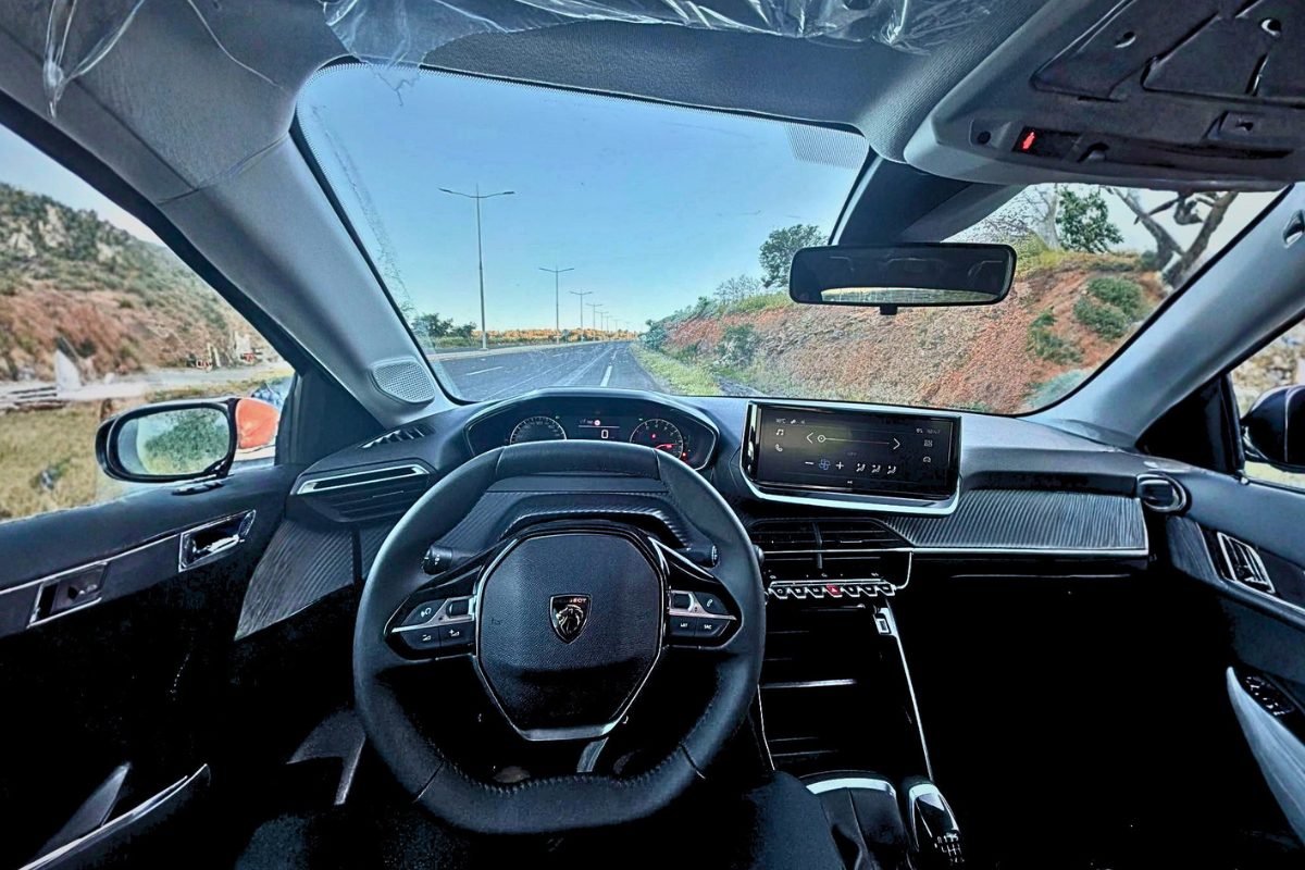 location-peugeot-208-gris-nador